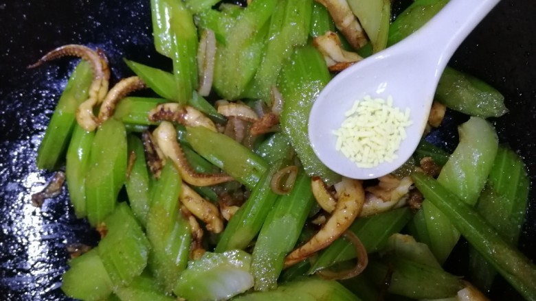 西芹炒鱿鱼,加鸡精,文火翻炒均匀即可。