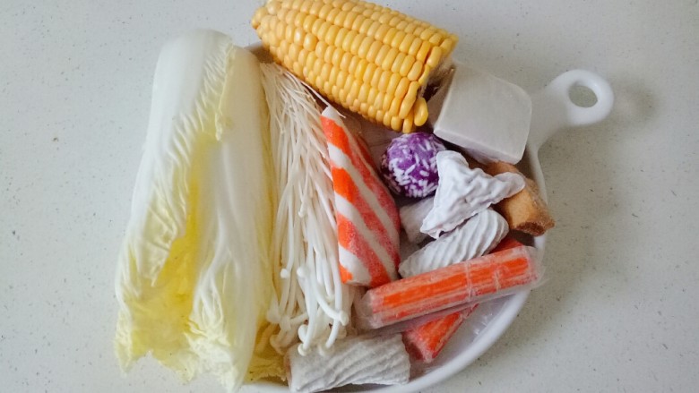 部队火锅,准备需要的食材,自己随意搭配,我做的分量小,一人份
