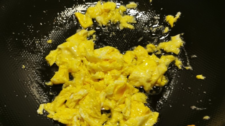 咖喱蛋炒饭,再起油锅,锅中底油继续加热,倒入鸡蛋液,将鸡蛋炒碎。