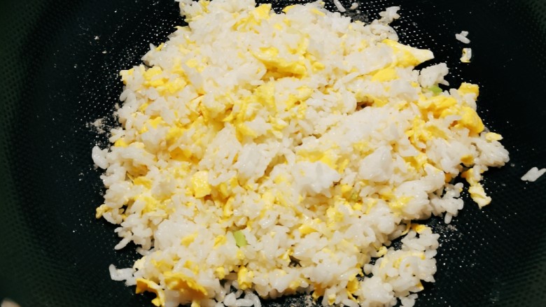 咖喱蛋炒饭, 放入<a style='color:red;display:inline-block;' href='/shicai/ 6501'>剩米饭</a>,炒散至粒粒分离。