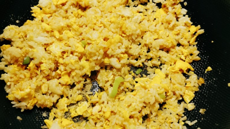咖喱蛋炒饭,翻炒均匀,咖喱融化。
