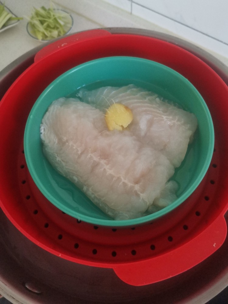 清蒸龙利鱼,放入姜片上蒸锅10分