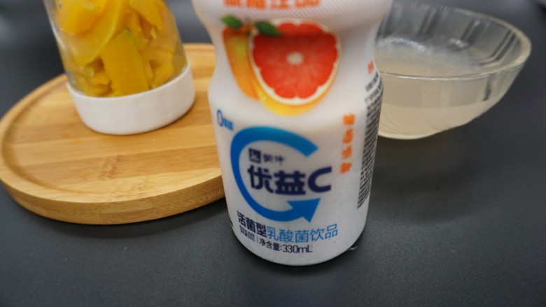 南瓜西米露,放凉的南瓜放到榨汁机中,倒入乳酸奶,搅拌均匀