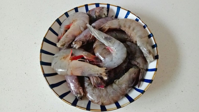 肉蟹煲,虾剪去虾须虾枪,挑出虾线,冲洗干净备用
