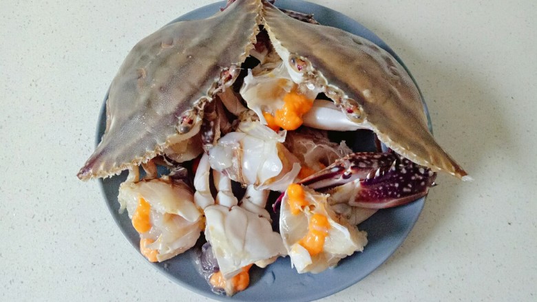 肉蟹煲,先把<a style='color:red;display:inline-block;' href='/shicai/ 306'>梭子蟹</a>的大钳子剪掉,把绳子去掉,肚子上的后盖扳掉,把蟹壳扳开,去掉蟹腮,剪去蟹嘴,去除蟹胃,冲洗一下,切成小块
