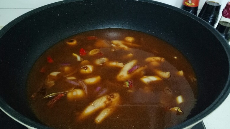 肉蟹煲,加入调好的料汁继续翻炒均匀,加入没过鸡爪的清水,盖上锅盖焖煮25分钟