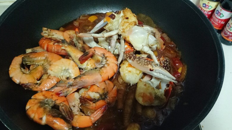 肉蟹煲,鸡爪焖软后,加入煎好的螃蟹、大虾