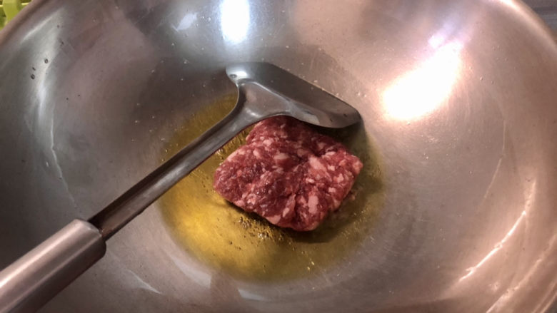 雪菜四季豆,热锅冷油,下牛肉末,小火煸炒炒散