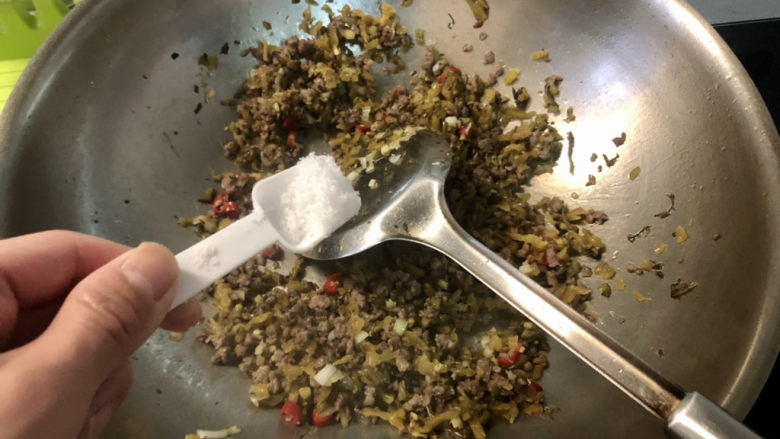 雪菜四季豆,加一茶匙<a style='color:red;display:inline-block;' href='/shicai/ 3729'>白糖</a>煸炒增鲜,雪菜和牛肉都喜甜