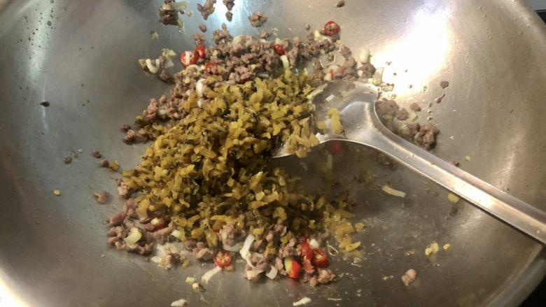 雪菜四季豆,下雪菜,中小火煸炒一分钟