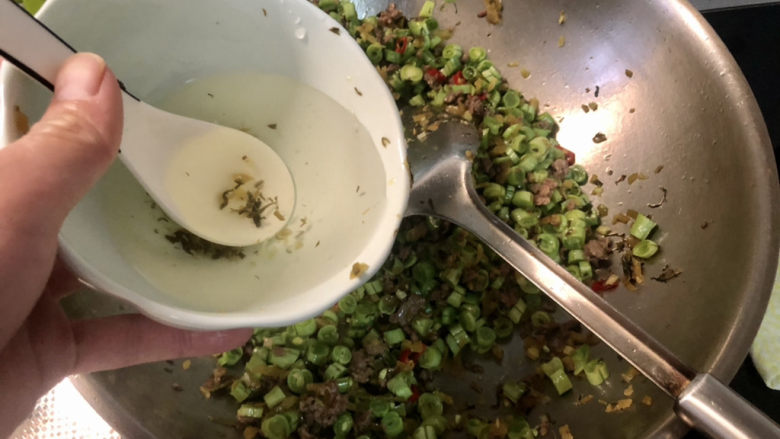 雪菜四季豆,可以淋少许清水,中火翻炒两三分钟,豆角一定要炒熟,不然吃了会中毒