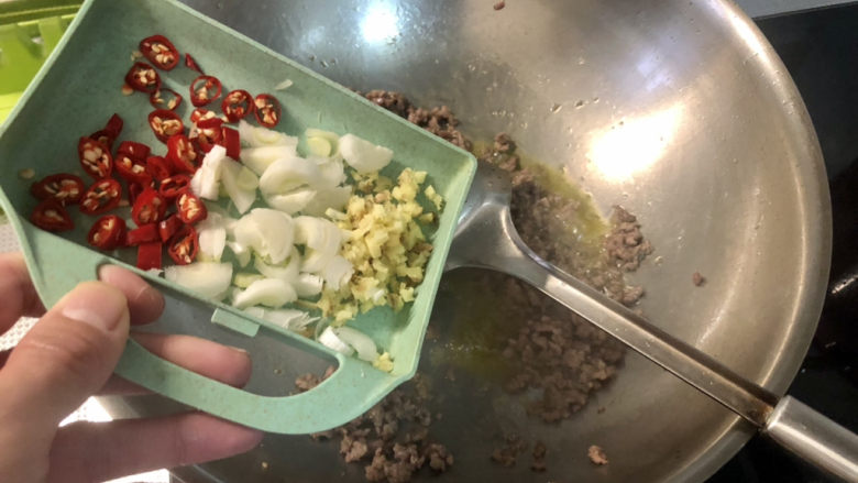 雪菜四季豆,加入葱白姜末小米辣,煸香