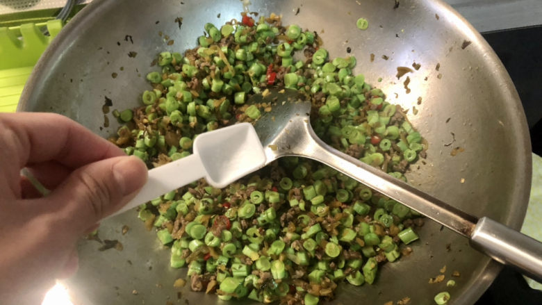 雪菜四季豆,尝下咸淡,根据个人口味添加少许盐,翻炒定味出锅