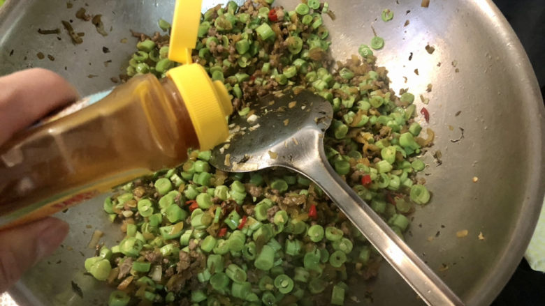 雪菜四季豆,半茶匙太太乐鸡汁,翻炒均匀