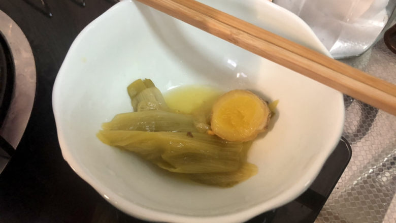 虫草花鸡汤➕香菇虫草花鸡汤,煮的差不多,捞出姜片葱段