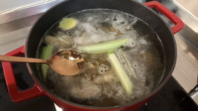 虫草花鸡汤➕香菇虫草花鸡汤,开火大火煮开,保持中大火炖煮5分钟,撇去浮末
