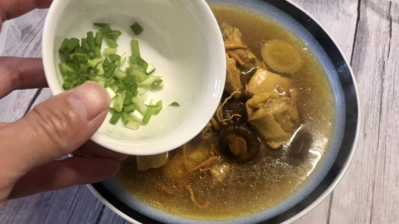 虫草花鸡汤➕香菇虫草花鸡汤,盛出,撒少许葱末即可