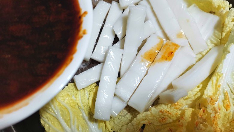 部队火锅,淋上料汁,倒入清水大火烧开