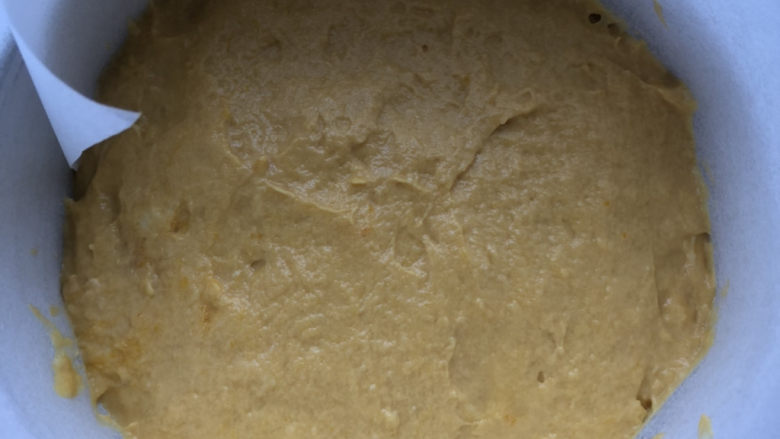 奶香南瓜发糕,倒入面糊后,抹平表面。