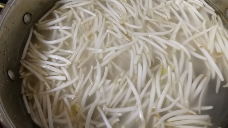 爆炒绿豆芽,淘米水泡两分钟,清水冲洗干净。