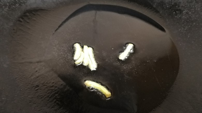 爆炒绿豆芽,热锅凉油,油微热放入姜丝,文火炒香。