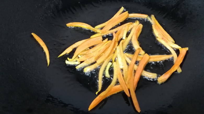 爆炒绿豆芽,放入胡萝卜丝,文火翻炒均匀。