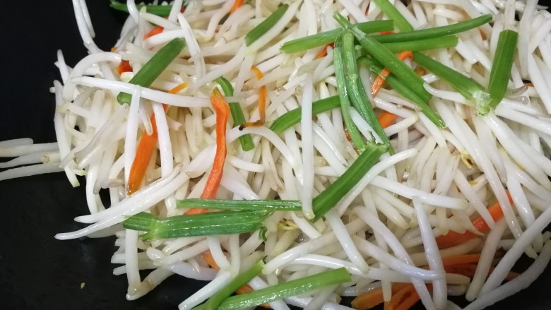 爆炒绿豆芽,放入香芹段,急火炒匀。