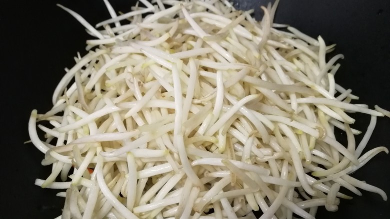 爆炒绿豆芽,放入豆芽,急火翻炒均匀,充分与热油接触。