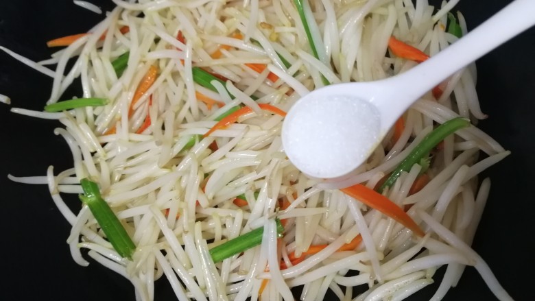 爆炒绿豆芽,炒掉豆芽的一些水汽,豆芽微微变软,再放盐急火翻炒均匀入味。