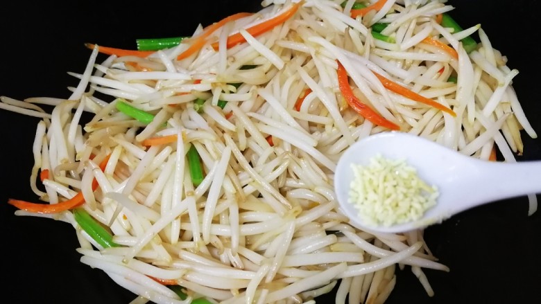 爆炒绿豆芽,放<a style='color:red;display:inline-block;' href='/shicai/ 756'>鸡精</a>提鲜,急火翻炒均匀。