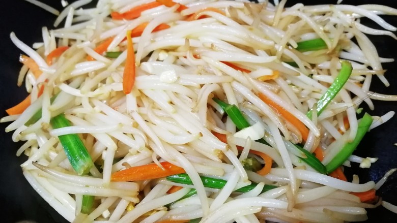 爆炒绿豆芽,急火翻炒均匀,炒出蒜香即可。