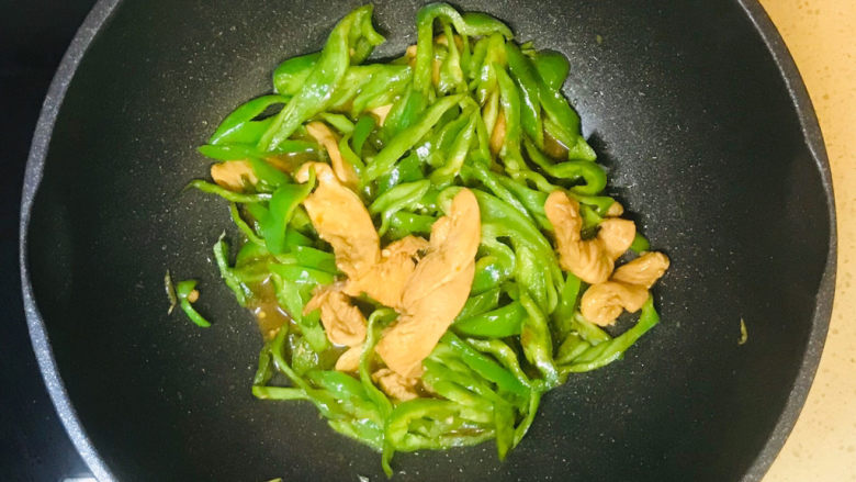 爆炒鸡胸肉,翻炒至熟,就可以关火起锅装盘了