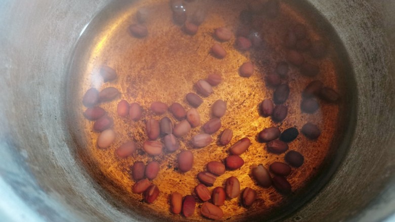 红豆小米粥,红豆煮开后,加入半碗冷水,再继续煮