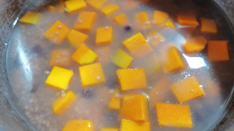 红豆小米粥,加入适量清水搅拌一下,继续煮