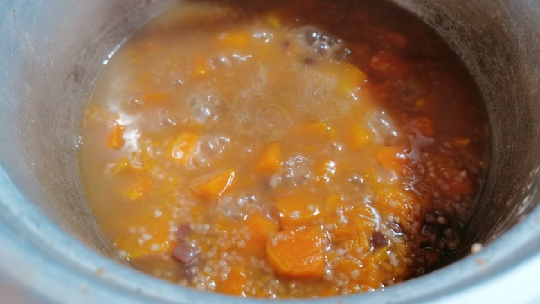 红豆小米粥,等到再次煮开后,再把湿淀粉倒下去,再加入<a style='color:red;display:inline-block;' href='/shicai/ 3729'>白糖</a>搅拌均匀