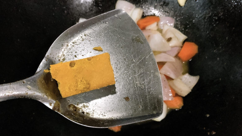 咖喱梭子蟹,加入咖喱块,选用的这块咖喱块味道基本都调试好了,所以不用再过多的调味