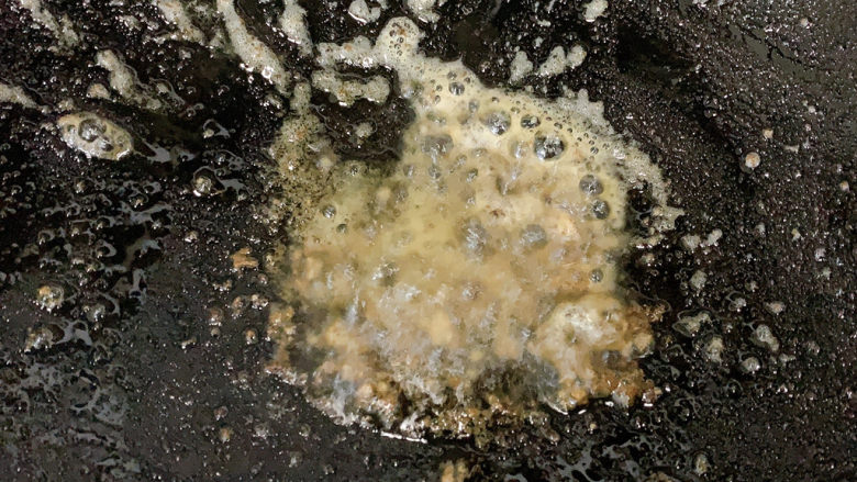 咖喱梭子蟹,煎炸后剩下来的油不要倒掉,里面还夹杂着梭子蟹的蟹膏,所以呈现出类似“金沙”的模样