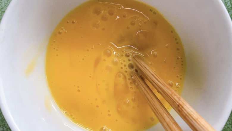 咖喱蛋炒饭,将一颗鸡蛋,打散成鸡蛋液。
