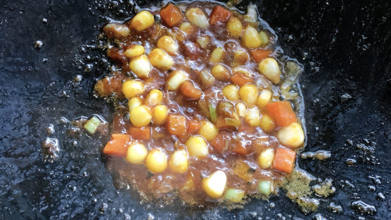 咖喱蛋炒饭,将咖喱块,化炒开来,炒出浓缩酱汁。