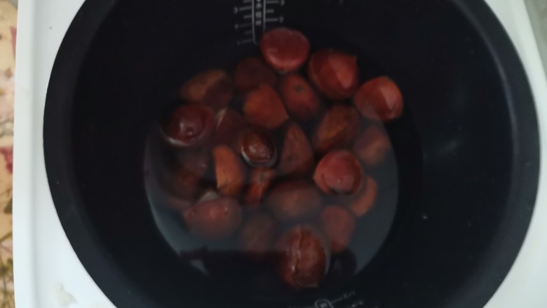 板栗饼,洗干净,放入电饭锅,加入没过板栗的<a style='color:red;display:inline-block;' href='/shicai/ 156925'>水</a>,按煮饭键,将板栗煮熟