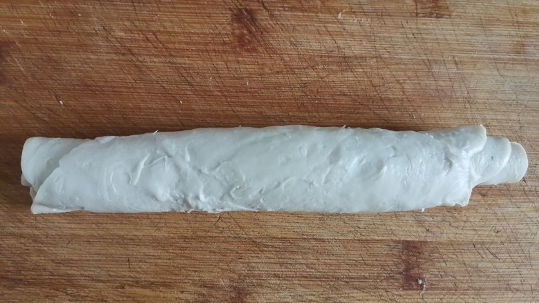 板栗饼,待手抓饼稍微变软,2张罗在一起卷起来