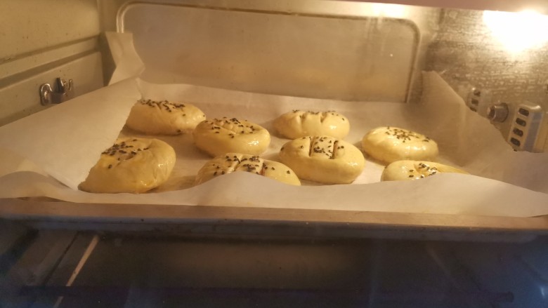 板栗饼,送入预热好的烤箱,上下火180度,烤30分钟,注意观察饼上色情况,不要烤糊了