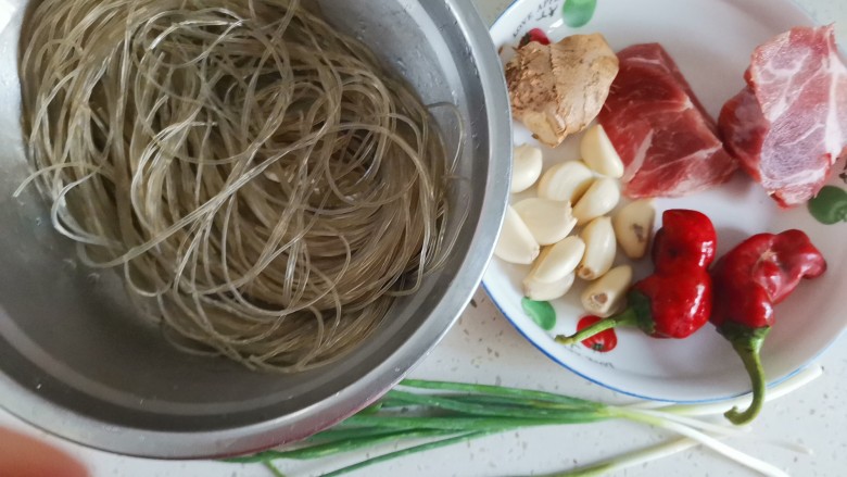 肉末粉条,准备食材备用,粉丝提前泡软