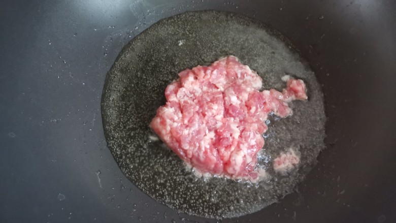 肉末粉条,起锅烧油，下入肉末翻炒