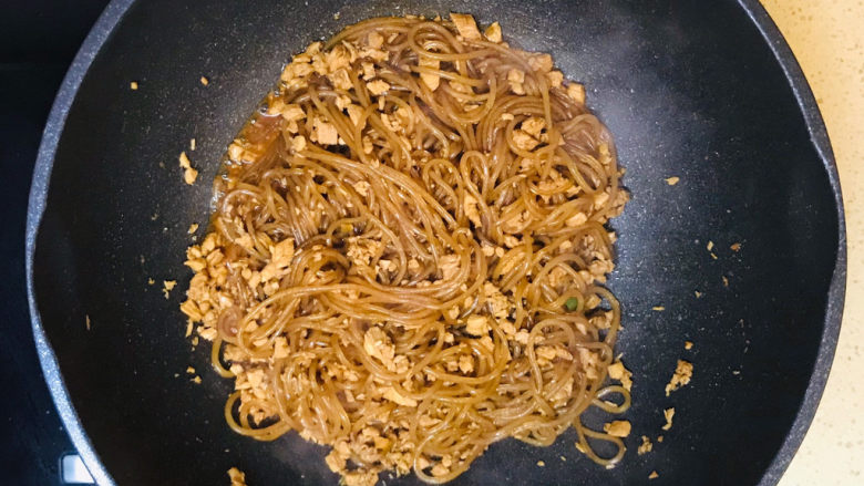 肉末粉条,转小火,慢火煮熟