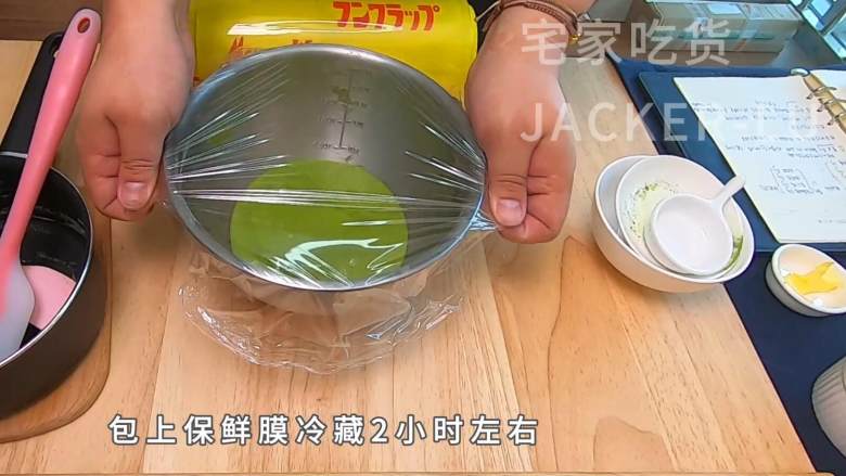 美味抹茶玛德琳小甜品,配上一壶浓浓的红茶、品味一顿惬意的下午茶吧。,包上保鲜膜冷藏2小时左右。