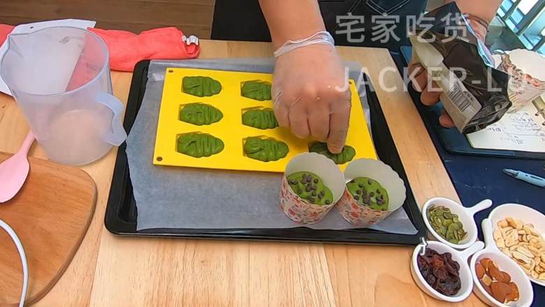 美味抹茶玛德琳小甜品,配上一壶浓浓的红茶、品味一顿惬意的下午茶吧。,放上巧克力粒点缀。