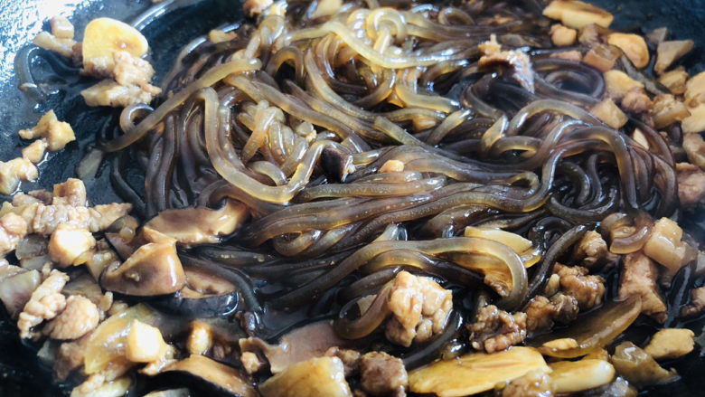 肉末粉条,大火收汁,快速翻炒均匀即可。
