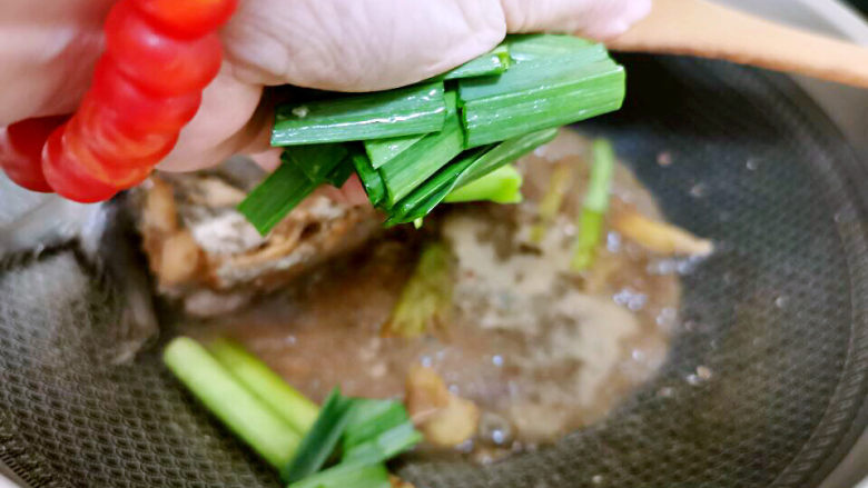 红烧鲅鱼,鱼肉入味后,放入蒜苗叶