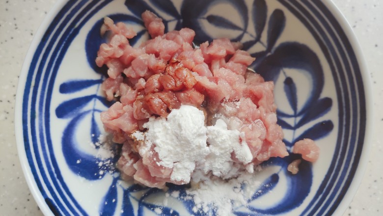 肉末粉条,<a style='color:red;display:inline-block;' href='/shicai/ 414'>猪肉</a>洗净,切成肉末,加少许料酒,生抽,细砂糖,淀粉,几滴食用油